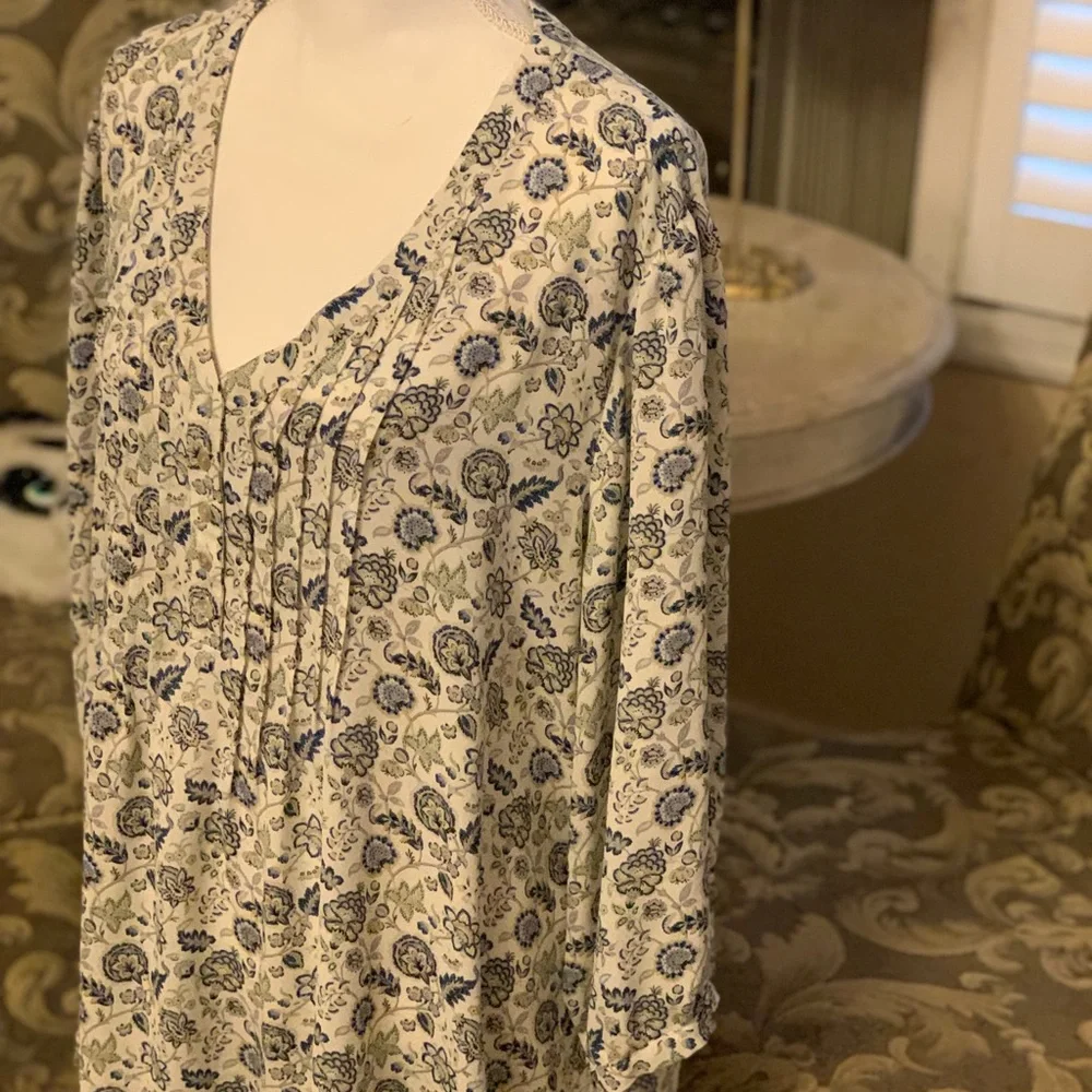Blue and cream color blouse/top- size 2x - Picture 4 of 8